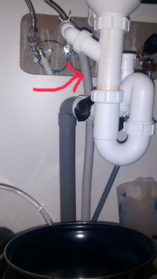 Dit is de afvoerslang van je vaatwasser in gootsteenkastje.